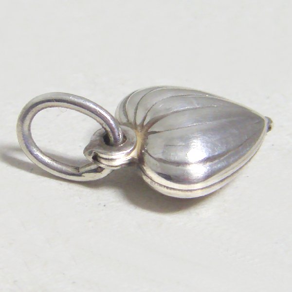 (p1571)Inflated silver pendant, motif stripped heart.